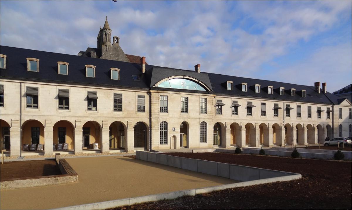 Rectorat de Poitiers Réhabilitation d'une caserne de l'époque Charles X pour le transfert des bureaux et services du Rectorat de l'Académie dans le secteur sauvegardé de la ville de Poitiers